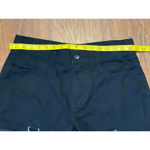 Hot Topic Y2K Black Cargo Shorts Size 32 - Picture 3 of 6